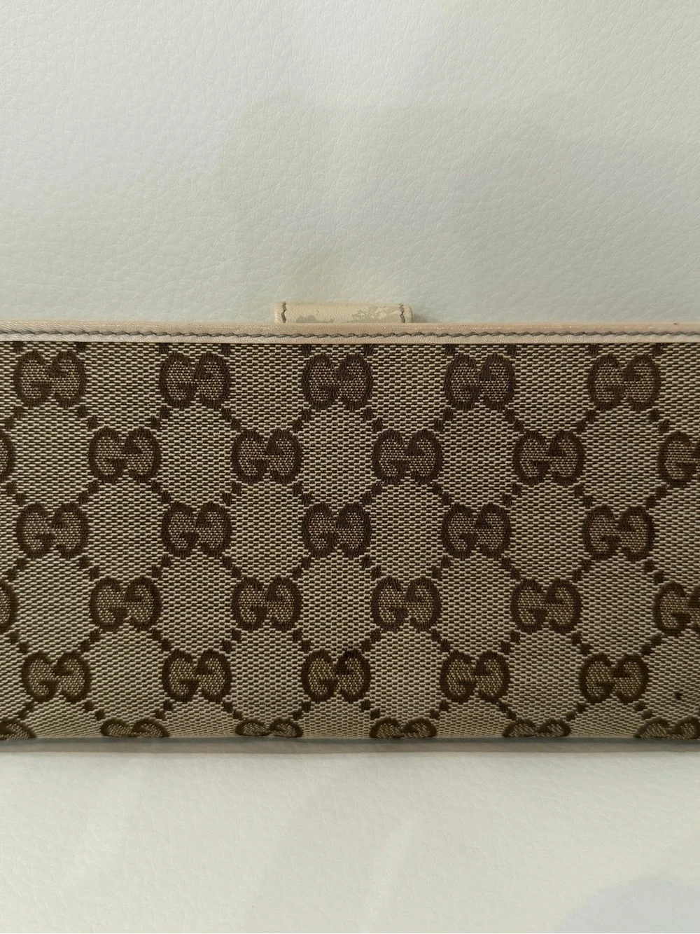 Gucci Beige Monogram Zip Wallet with Silver GG Charm - Picture 2 of 9